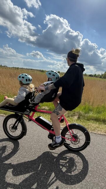 Når hverdagen skal være nemmere, uden at gå på kompromis med eventyr 🚲🐙
Den nye Octo bike giver plads til 2 børn og uendelige andre muligheder.
Fra børnehave til strandtur. Fra kaffe-stop til kaos 😄
Klar til at trille med?
#Octobike #CargoBikeLife #Ladcykel #FamilyAdventure #BikeLife cargobike